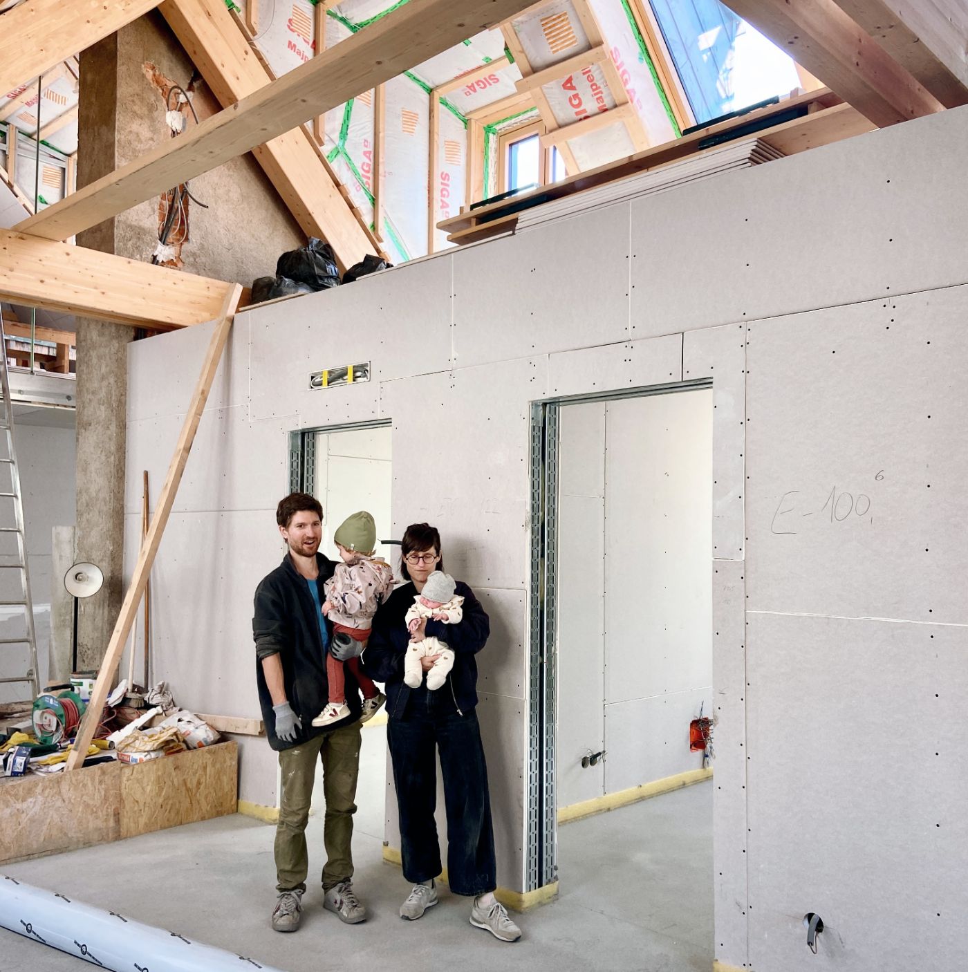 Die Gastgeber mit ihren Kindern auf der Baustelle im Dachgeschoss