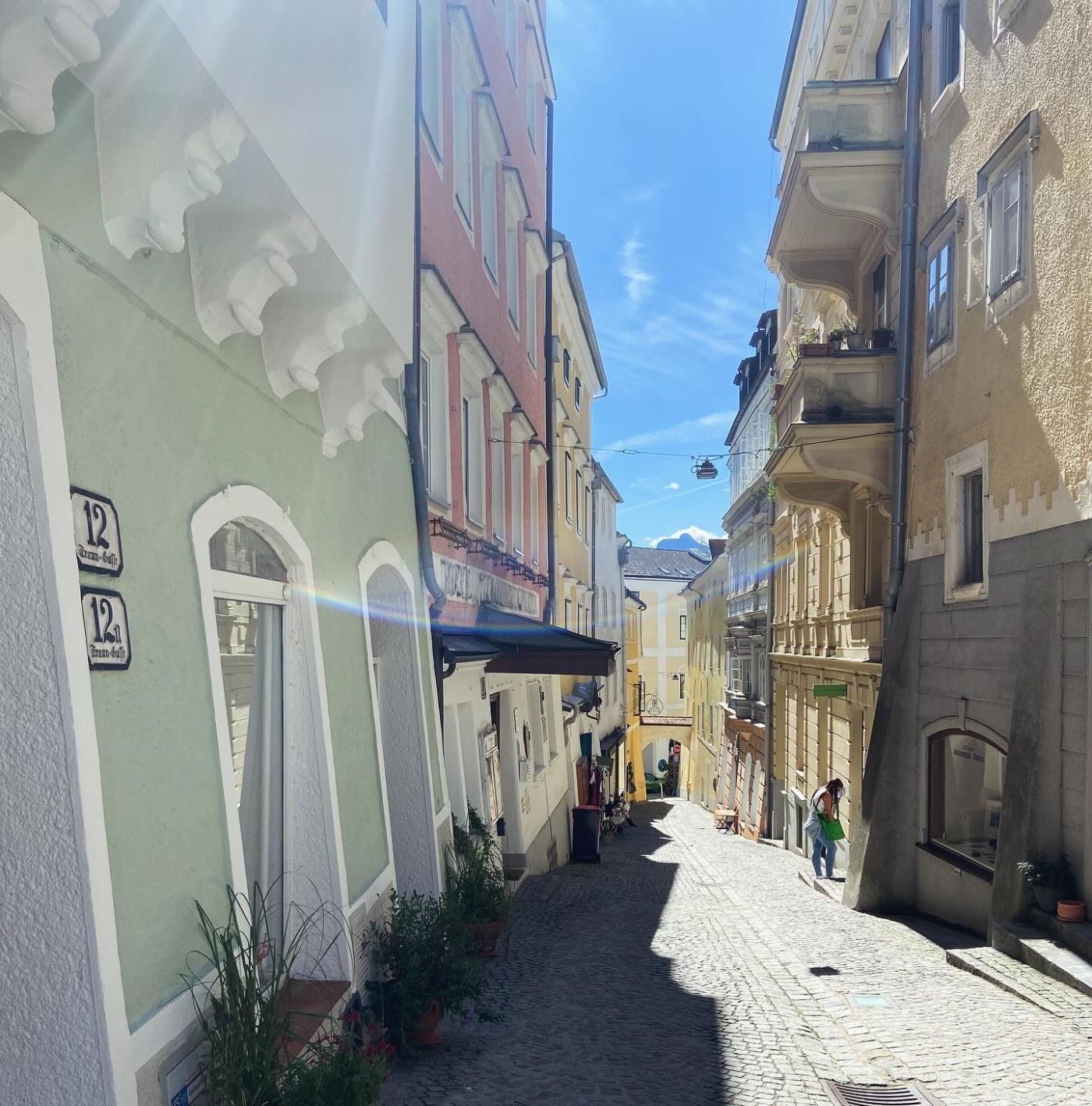 Blick durch die Traungasse Richtung Berge